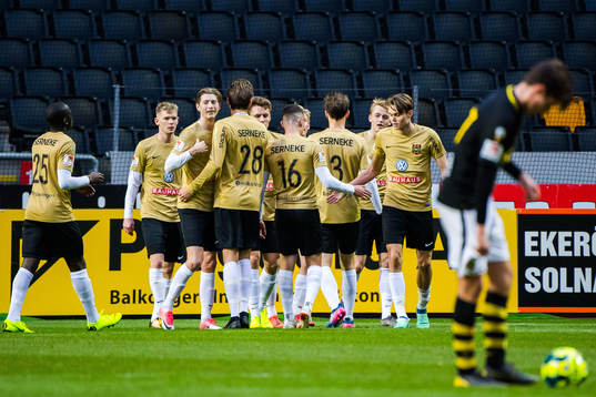 Brommapojkarnas Albin Linnér jublar med lagkamrater