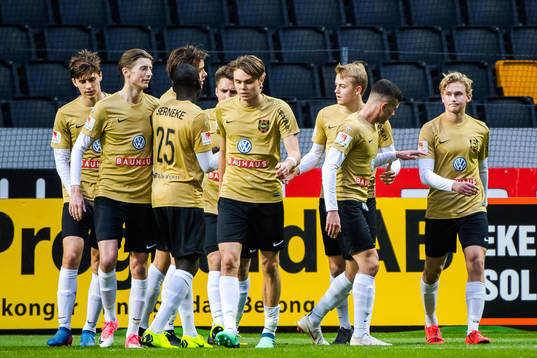 Brommapojkarnas Albin Linnér jublar med lagkamrater