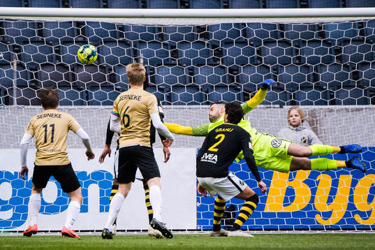 Brommapojkarnas Oscar Pehrsson (ej i bild) gör 0-1 bakom