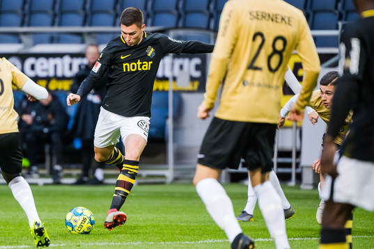 s Luka Dobrijevic med ett skott