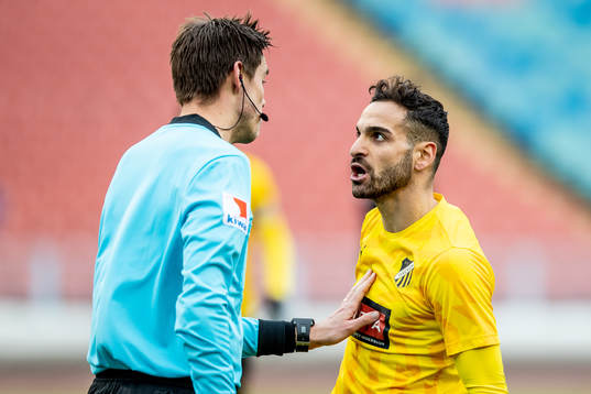 Häckens Mervan Celik och domare Magnus Lindgren