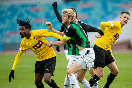 Häckens Kizito Kwame och Viktor Lundberg mot GAIS Carl