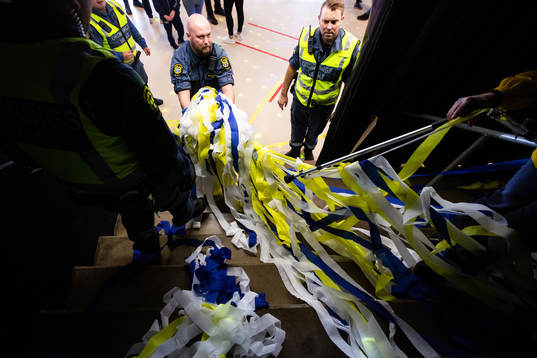 Vakter plockar undan skräp