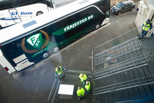 Färjestads spelarbuss och vakter utanför Kinnarps arena