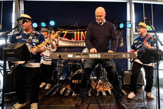 Leksands tränare Roger Melin spelar keyboard i