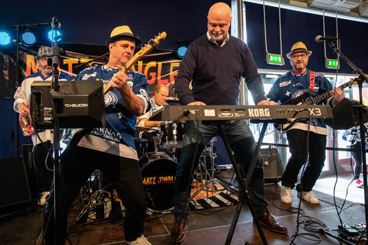Leksands tränare Roger Melin spelar keyboard i
