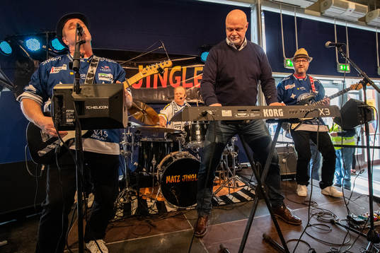 Leksands tränare Roger Melin spelar keyboard i