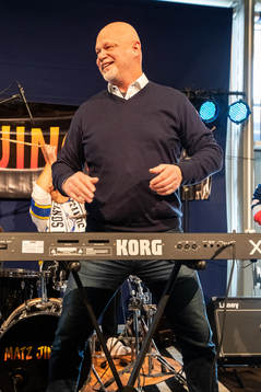 Leksands tränare Roger Melin spelar keyboard i