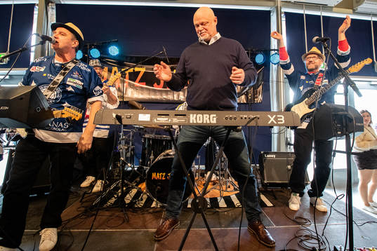 Leksands tränare Roger Melin spelar keyboard i