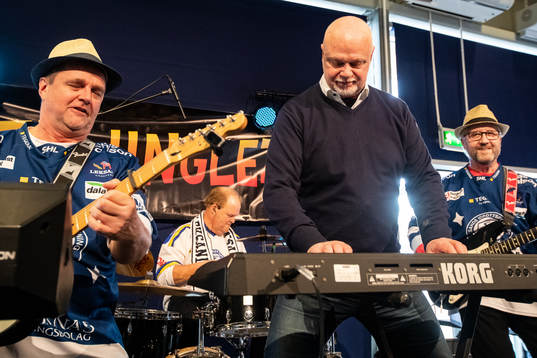 Leksands tränare Roger Melin spelar keyboard i