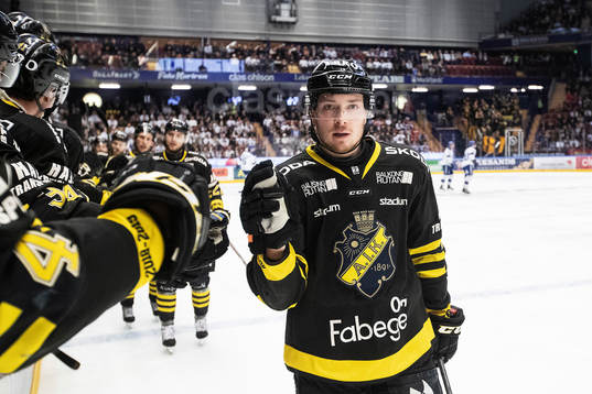 s Jesper Frödén jublar