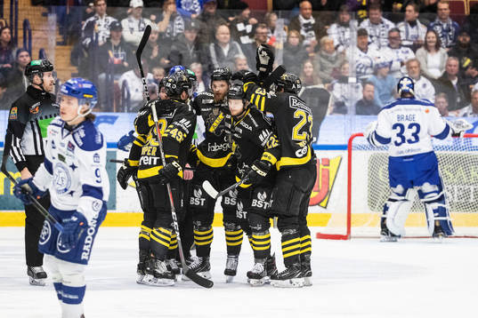 s Andreas Hjelm, Fredric Weigel och Justin Crandall jublar