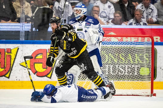 s Sam Marklund och Leksands August Berg och målvakt Axel