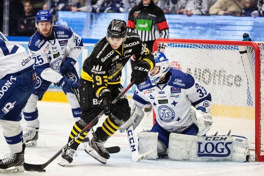 s Garry Nunn mot Leksands Linus Persson och målvakt Axel