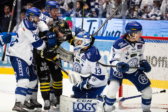 s Christian Sandberg framför Leksands målvakt Axel Brage