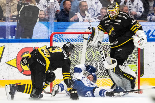 s Johan Larsson och målvakt Erik Källgren och Leksands