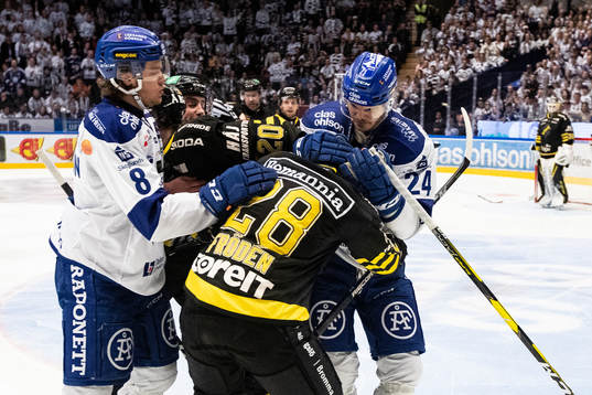 Leksands Filip Johansson och Thomas Valkvæ Olsen  fight