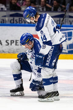 Leksands David Rundqvist får hjälp av Oskar Lang