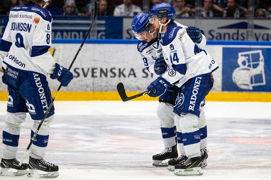 Leksands David Rundqvist får hjälp av Oskar Lang