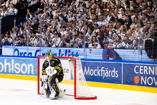s målvakt Erik Källgren deppar