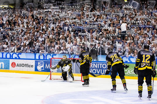 s målvakt Erik Källgren och Sam Marklund och Oscar Nord