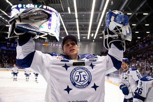 Leksands målvakt Jonas Arntzen jublar