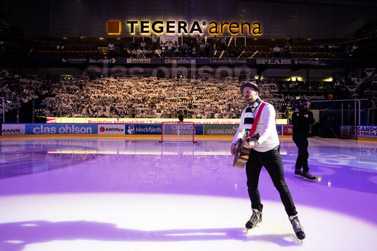 Stiko Per Larsson innan  ishockeymatchen i