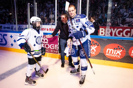 Matchens knatte och Leksands Martin Karlsson  innan