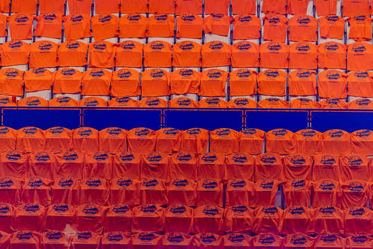 Orangea tröjor hänger på stolarna i Vida arena före