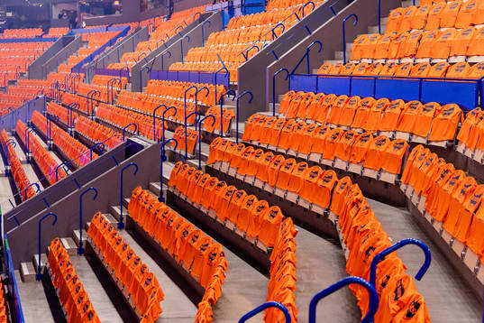 Orangea tröjor hänger på stolarna i Vida arena före