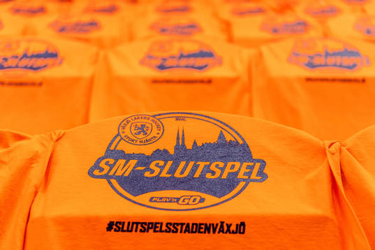 Orangea tröjor hänger på stolarna i Vida arena före
