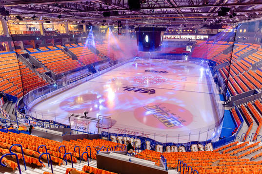 Orangea tröjor hänger på stolarna i Vida arena före