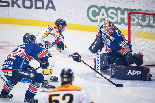 Luleås Robin Kovacs och Växjös målvakt Viktor Fasth