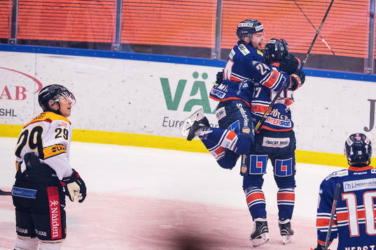 Växjös Brendan Shinnimin och Linus Fröberg jublar