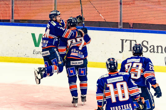 Växjös Brendan Shinnimin och Linus Fröberg jublar