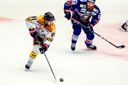 Luleås Austin Farley jagas av Växjös Erik Josefsson