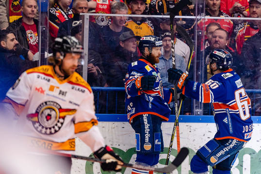 Växjös Liam Reddox och Erik Josefsson jublar