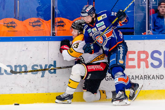 Växjös Roman Horak tacklar Luleås Jesper Sellgren