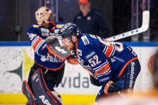 Växjös Arvid Lundberg  och målvakt Viktor Fasth deppar