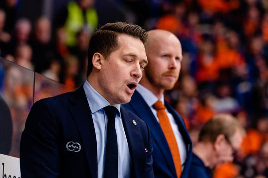 Växjös tränare Sam Hallam deppar