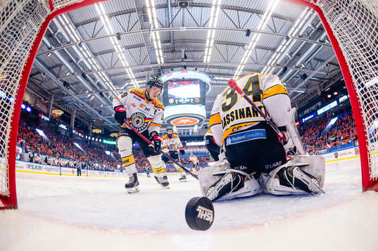 Luleås Erik Gustafsson ser pucken gå i mål till 3-2