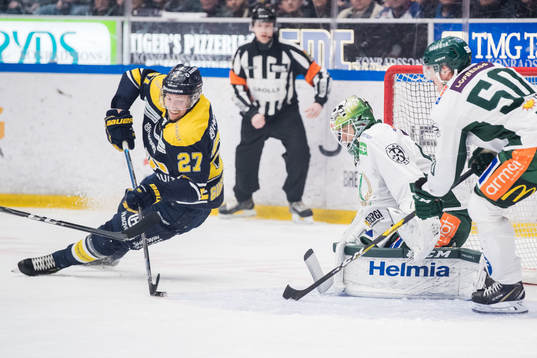 s David Gustafsson och Färjestads målvakt Markus Svensson