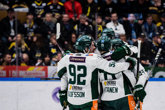 Färjestads Jesper Olofsson jublar med lagkamrater 1-1