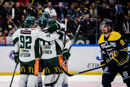 Färjestads Jesper Olofsson jublar med lagkamrater 1-1