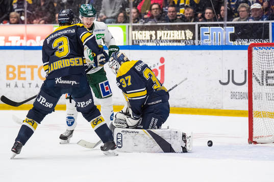 s Markus Lauridsen och målvakt Jonas Gunnarsson samt