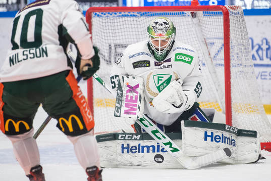 Färjestads målvakt Markus Svensson med en räddning