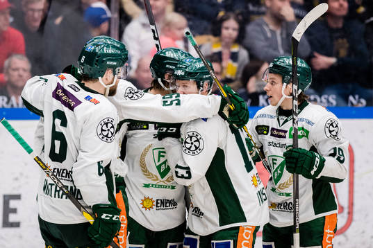 Färjestads Daniel Viksten (m) jublar med Mikael Wikstrand