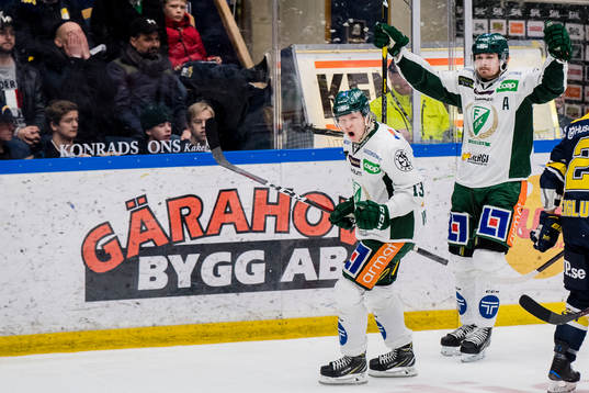 Färjestads Daniel Viksten (v) jublar