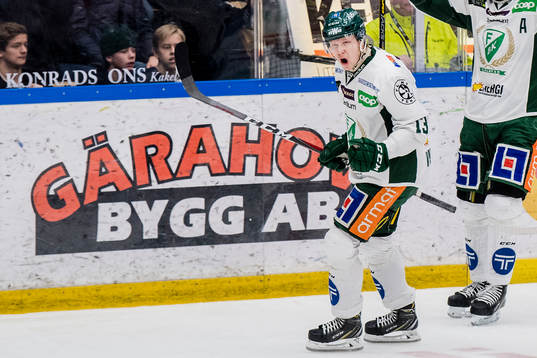 Färjestads Daniel Viksten (v) jublar