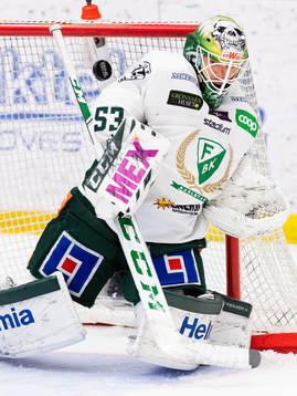 Färjestads målvakt Markus Svensso med räddning